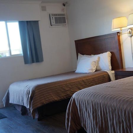 לאנגלי Westward Inn & Suites מראה חיצוני תמונה
