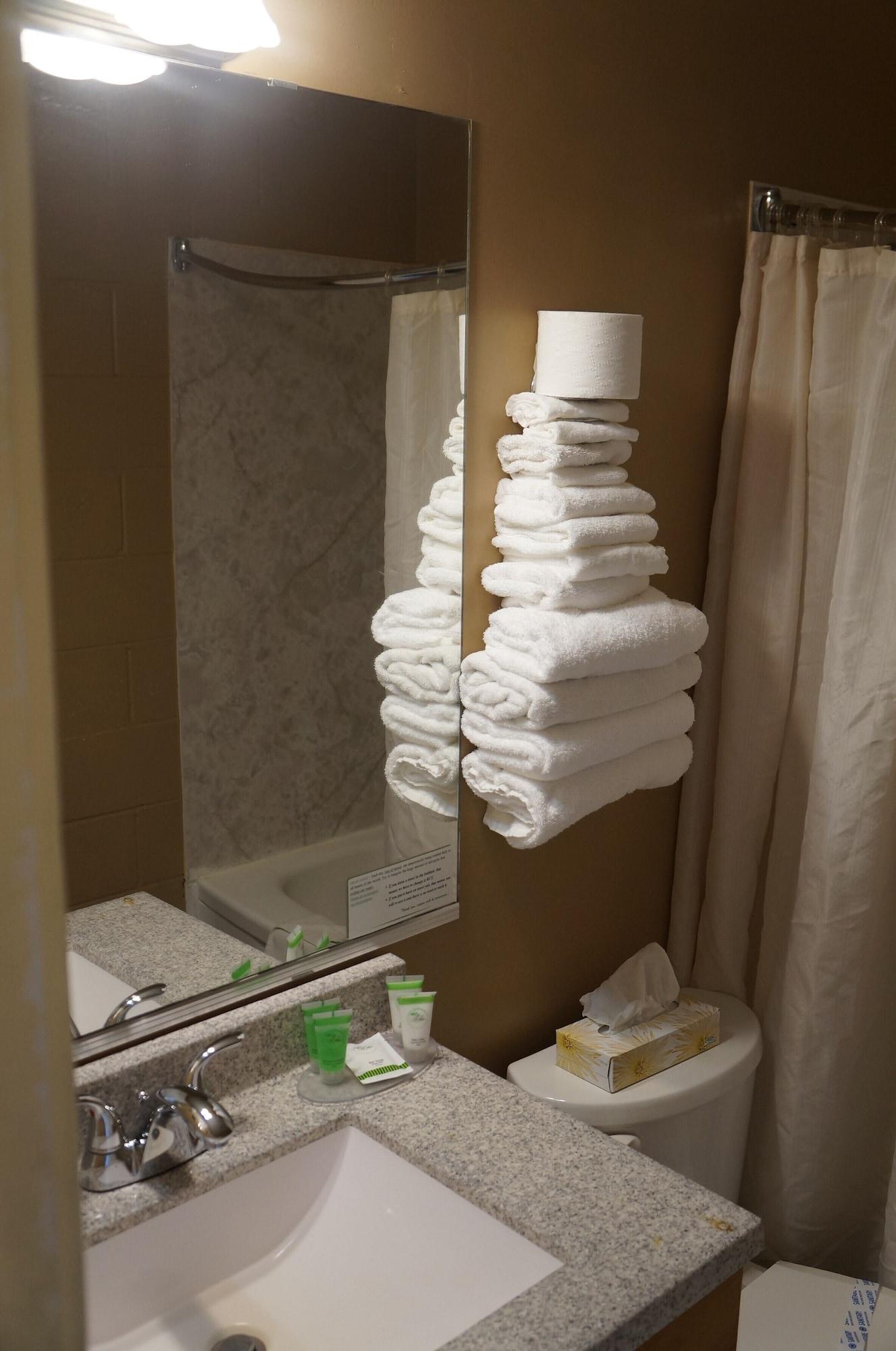 לאנגלי Westward Inn & Suites מראה חיצוני תמונה