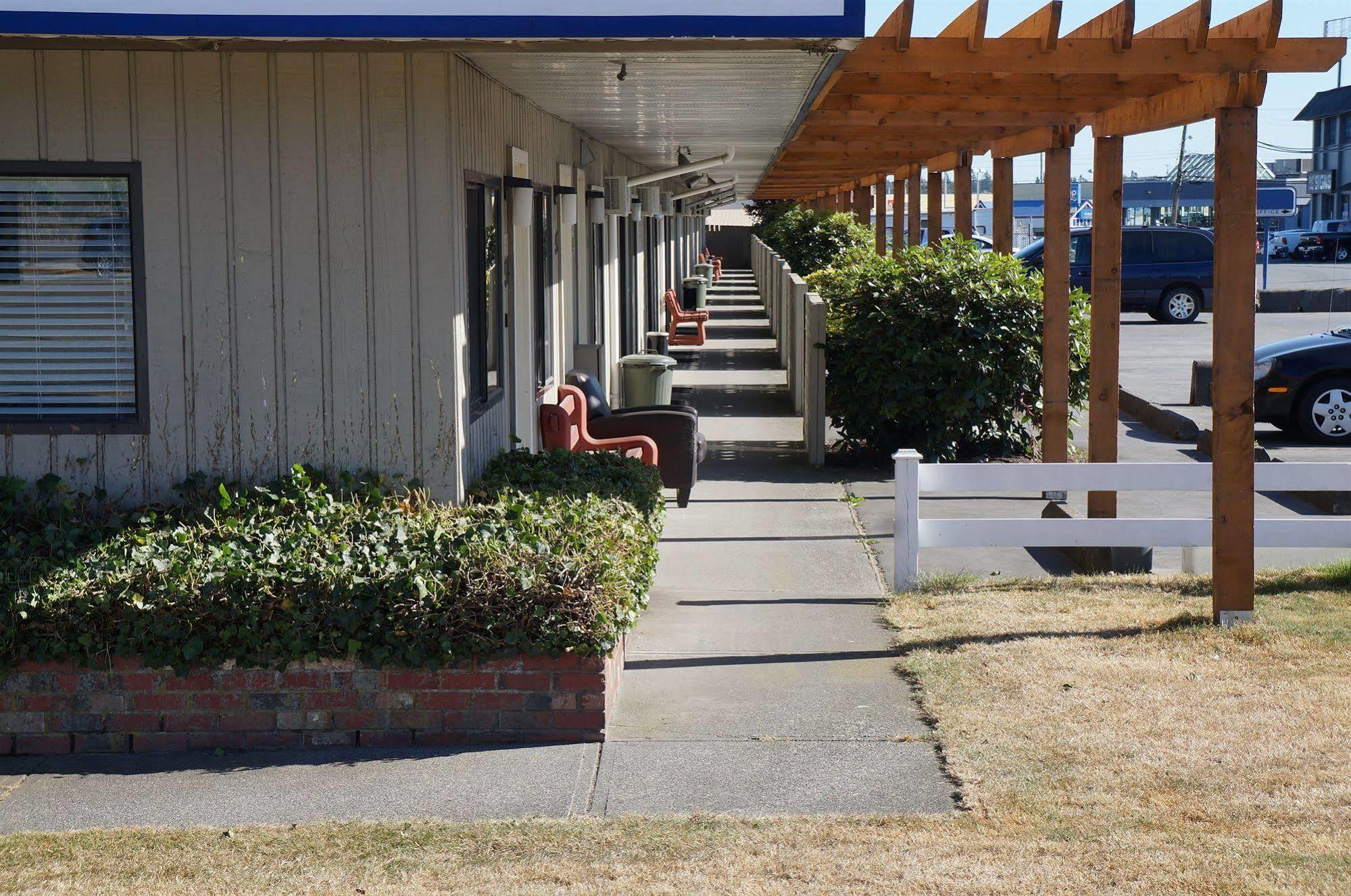 לאנגלי Westward Inn & Suites מראה חיצוני תמונה
