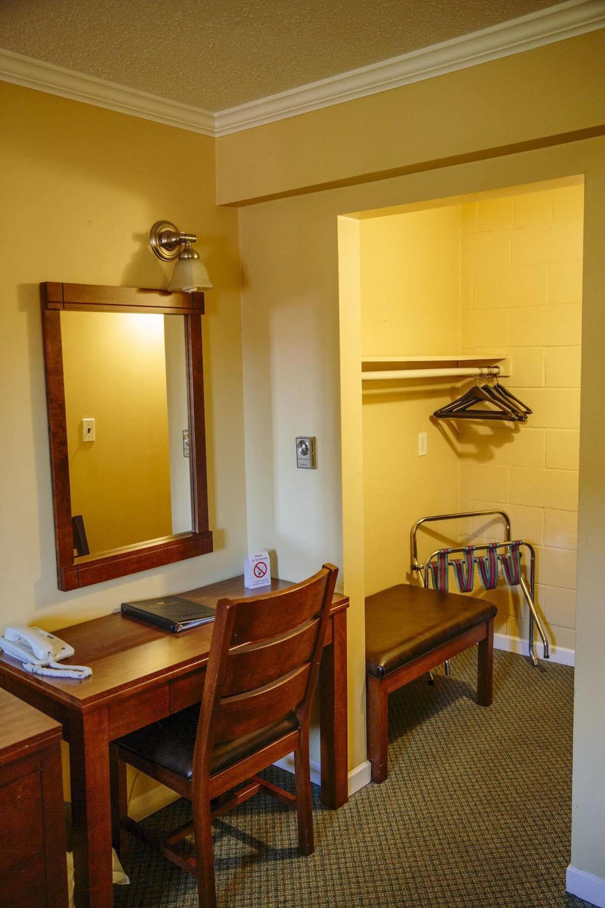 לאנגלי Westward Inn & Suites מראה חיצוני תמונה